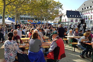 Rieslingsonntag (Marktplatz mit Menschen und Weinständen)