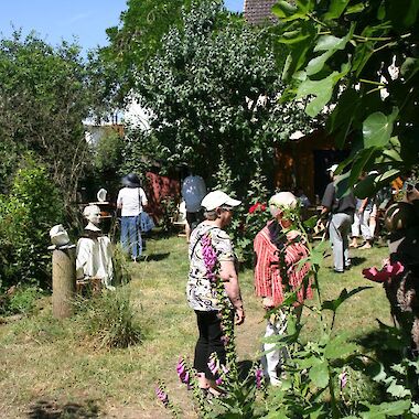 Gäste des Kunstkilometers in einem Garten.