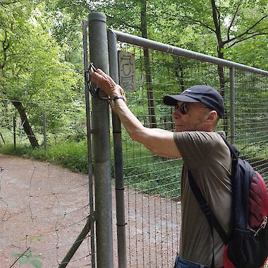 Bengt Fosshag beim öffnen des Wildschutzzaunes.