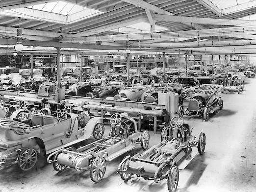 Große Montagehalle mit Automobilen (1912)