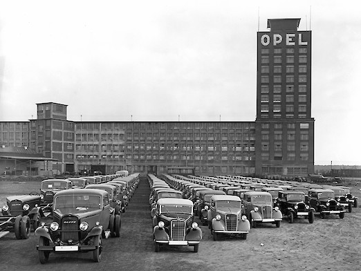 Opel-Neufahrzeuge warten auf die Verladung, 1935