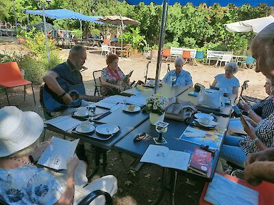 Seniorinnen und Senioren im Garten beim Singen