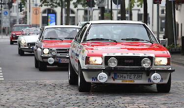 Opel Oldtimer fährt auf einer Straße in Rüsselsheim