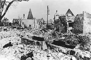 Auf dem Foto, das wenige Tage nach dem Bombenangriff in der Nacht vom 12. auf den 13. August 1944 entstand, ist das Ausmaß der  Zerstörung in der „Kleinen Gasse“ zu sehen