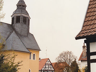 Kirche, Dorfbrunnen und anliegende Fachwerkhäuser