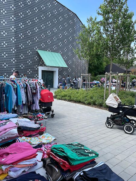 Kinderkleider Flohmarkt vor der Lutherkirche