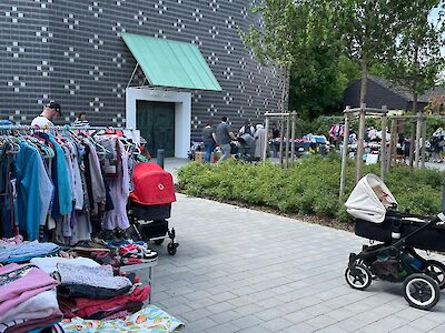 Kinderkleider Flohmarkt vor der Lutherkirche