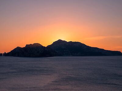 Das Foto zeigt einen Sonnenuntergang über dem Meer.