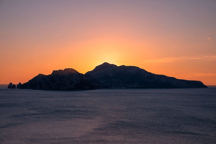 Das Foto zeigt einen Sonnenuntergang über dem Meer.