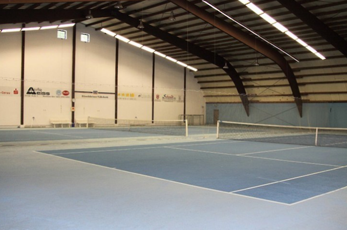 Eigene Tennishalle mit 2 Plätzen