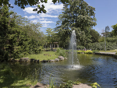 Teich mit Wasserfontäne