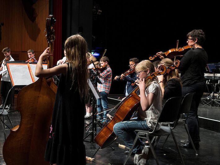 kleine und große Künstlerinnen und Künstler der Musikschule